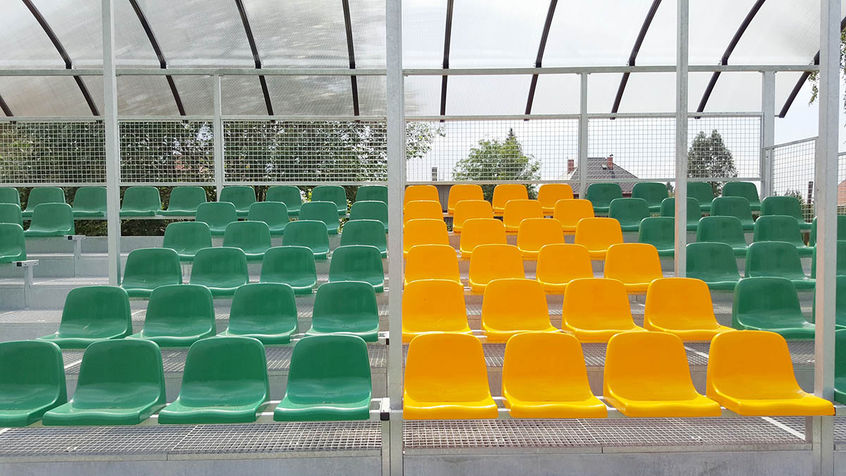 Tribuna Lučina, pohled na sedačky